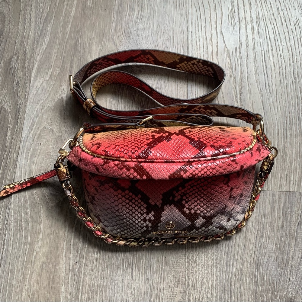 MICHAEL KORS SLATER SLING PACK MESSENGER BAG DAHLIA REPTILE PINK MULTICOLOR.